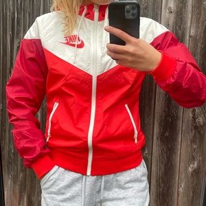 Women’s Jacket Nike Sportswear Windrunner in RED WHITE color!
